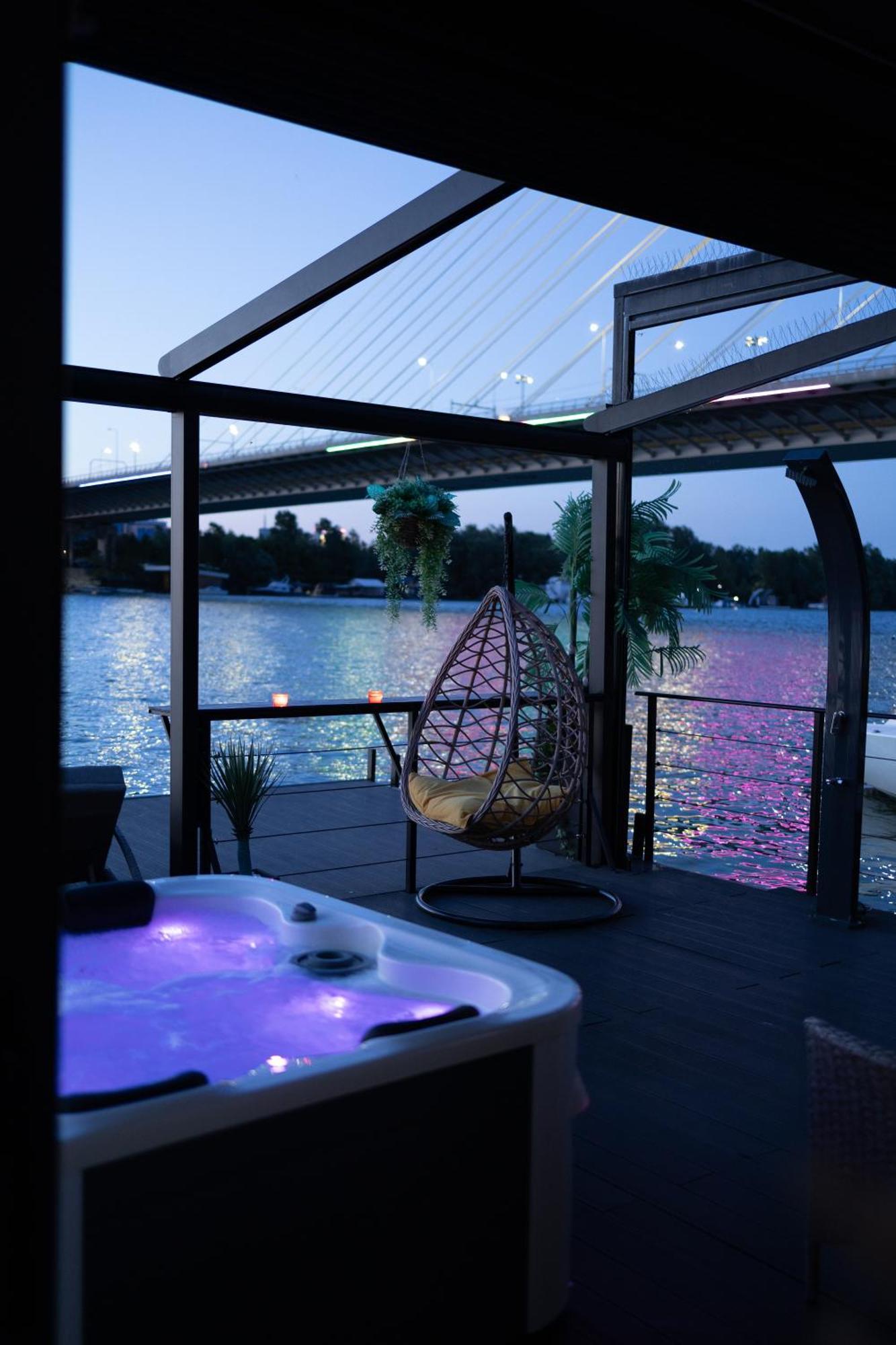 Ada Moment Splav- Kuca Na Reci Beograd- Floating House On Sava River ,Belgrado Exterior foto